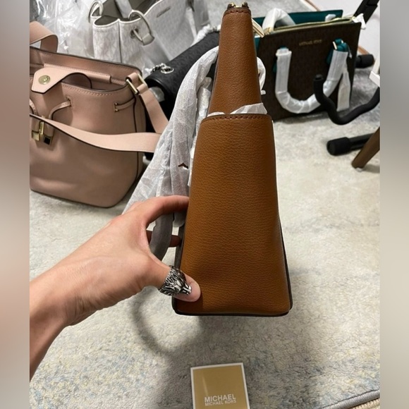 NWT Michael Kors Charlotte Large Top Zip Logo Print Leather Tote In Brown/Gold - Picture 11 of 13